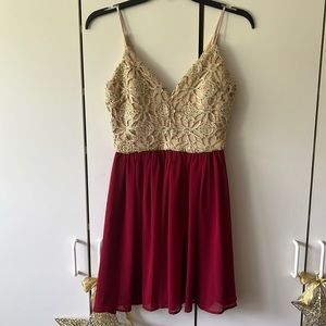 PERFECT Holiday Dress Gold V neck Patterned Top Flowy Bottom